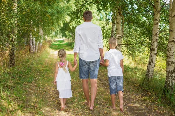 Vader wandelen met kinderen — Stockfoto