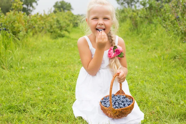 Dívku jíst borůvky — Stock fotografie