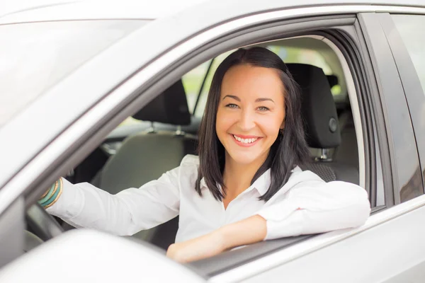 Sorridente donna guida auto — Foto Stock