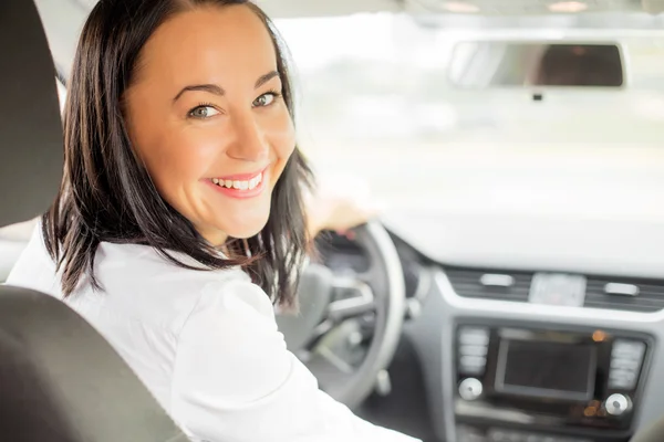 Sorridente donna guida auto — Foto Stock