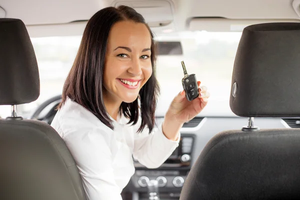 Mulher segurando chaves do carro — Fotografia de Stock