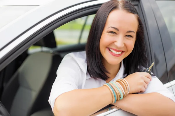 Mulher segurando chaves do carro — Fotografia de Stock