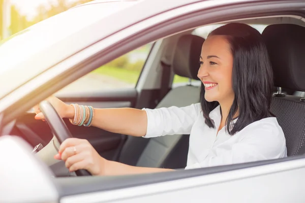 Leende kvinna kör bil — Stockfoto