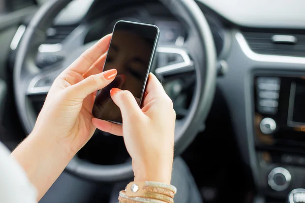 스마트폰을 사용하는 차안의 여성 — 스톡 사진