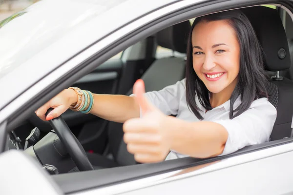 Driver feminino mostrando polegares para cima — Fotografia de Stock