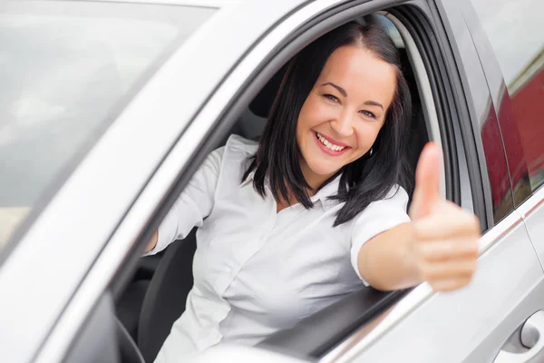 Driver feminino mostrando polegares para cima — Fotografia de Stock