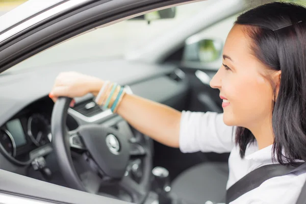 Usmívající se žena řídit auto — Stock fotografie