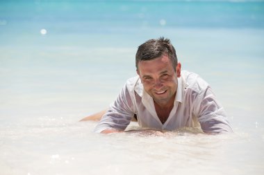 Yakışıklı adam eğleniyor