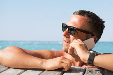 Telefonda Konuşan Adam