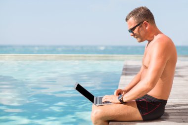 Dizüstü bilgisayar kullanan Blogger