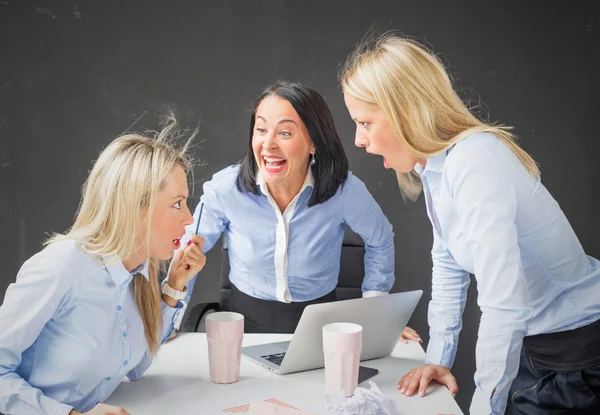 Des collègues femmes dans le bureau — Photo