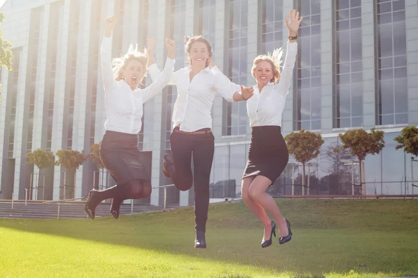 Gelukkig zakelijke vrouwen — Stockfoto