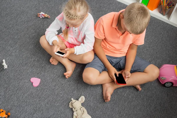 Barn leker i sitt rum — Stockfoto