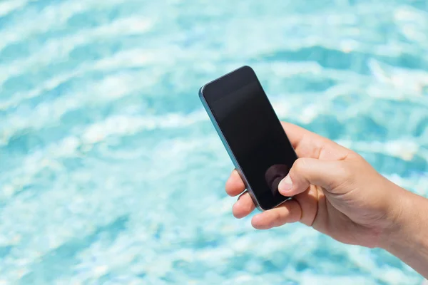 Hombre sosteniendo teléfono inteligente en la mano — Foto de Stock