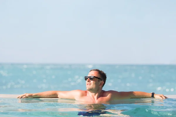 Jovem relaxante — Fotografia de Stock