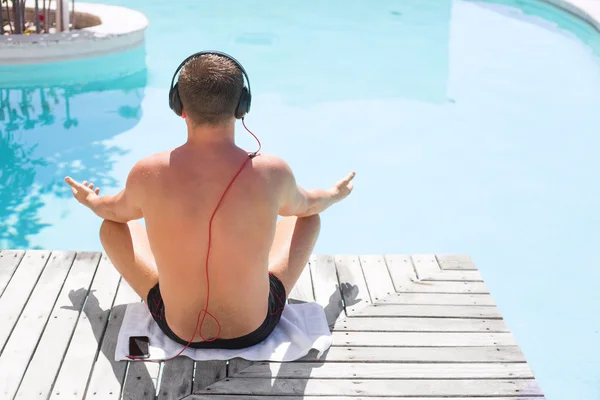 Uomo rilassato che ascolta musica — Foto Stock