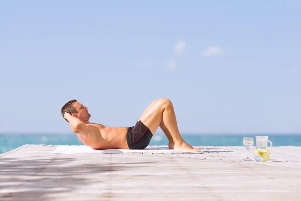 Homem exercício ao ar livre — Fotografia de Stock