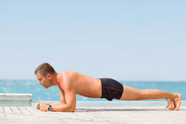 Homem exercício ao ar livre — Fotografia de Stock