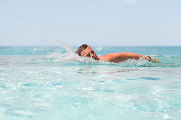 Homme nageant dans la piscine — Photo