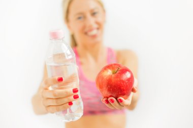 Kadın holding su ve elma