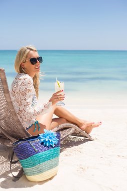 kadın bir sahilde rahatlatıcı