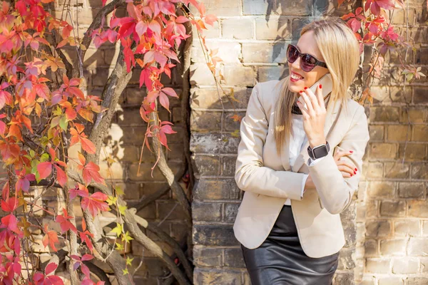 Woman leaning against the wall — Stock Photo, Image