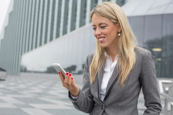 Zakenvrouw met smartphone — Stockfoto