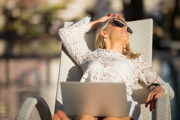 Kvinna sitter i solstol — Stockfoto