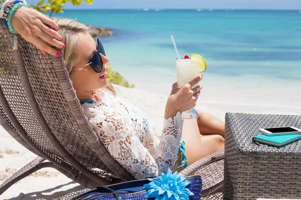 Femme relaxante sur une plage — Photo