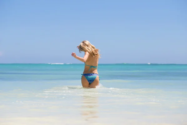 Mujer disfrutando del verano — Foto de Stock