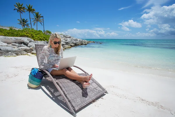 Kvinna som arbetar på stranden — Stockfoto