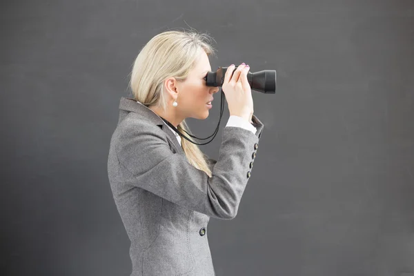 Business woman with binoculars — Stock Photo, Image