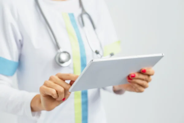 Doctor using tablet — Stock Photo, Image
