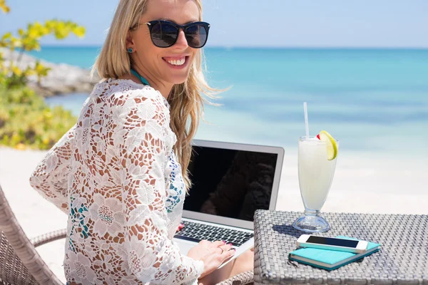 Woman working on the beach — Stock Photo, Image