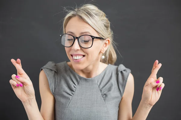 Jonge vrolijke vrouw — Stockfoto