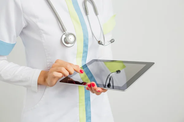 태블릿을 사용하는 의사 — 스톡 사진