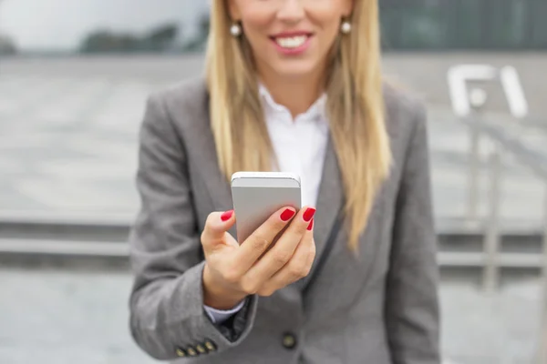 Mulher de negócios com smartphone — Fotografia de Stock