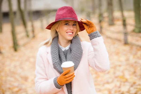 Donna in cappello rosso — Foto Stock