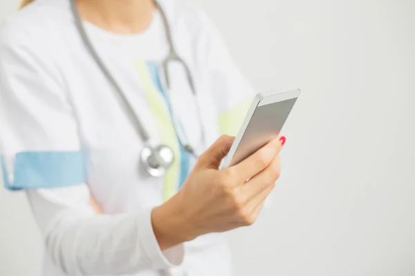 Läkare använder smartphone — Stockfoto