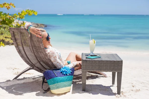 Mulher relaxante em uma praia — Fotografia de Stock