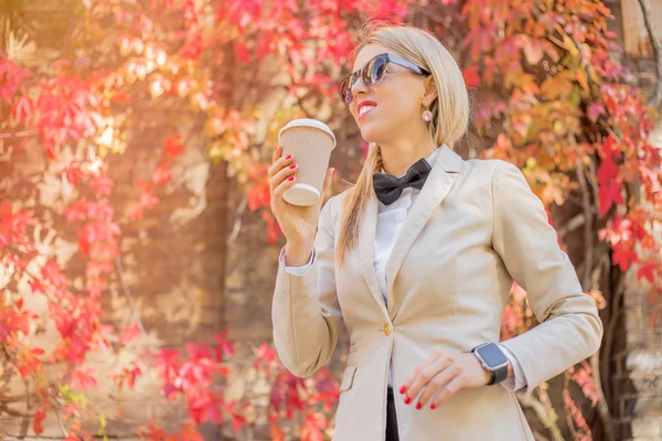 Kvinna med kaffekopp — Stockfoto