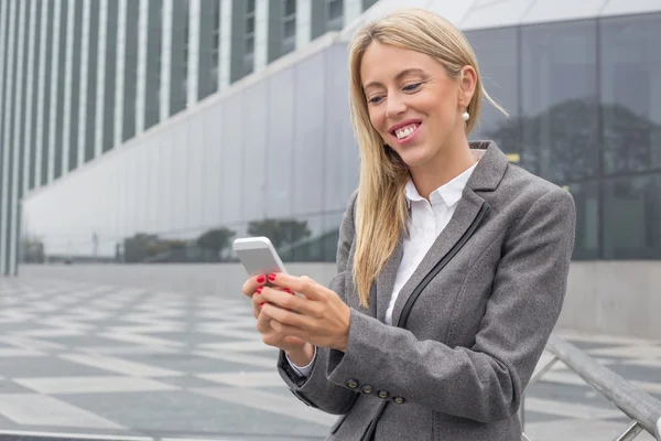 Zakenvrouw met smartphone — Stockfoto