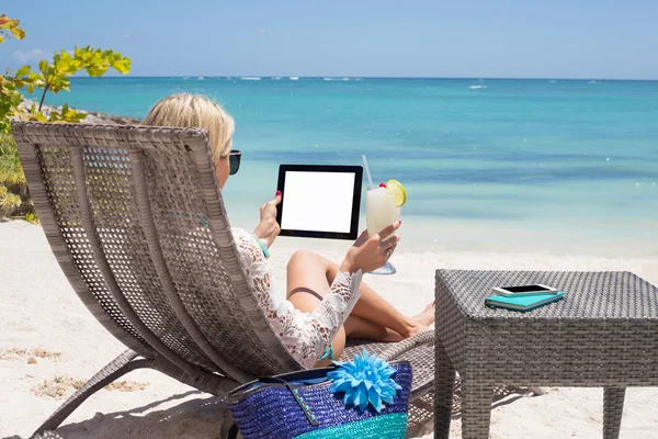 Junge Frau entspannt sich am Strand — Stockfoto