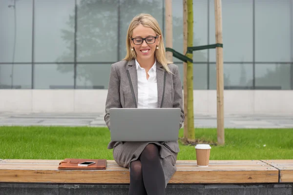 Mulher de negócios com laptop — Fotografia de Stock