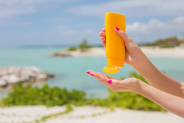 Mulher tomando banho de sol na praia — Fotografia de Stock