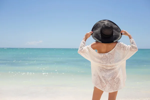 Frau genießt Sommertag — Stockfoto