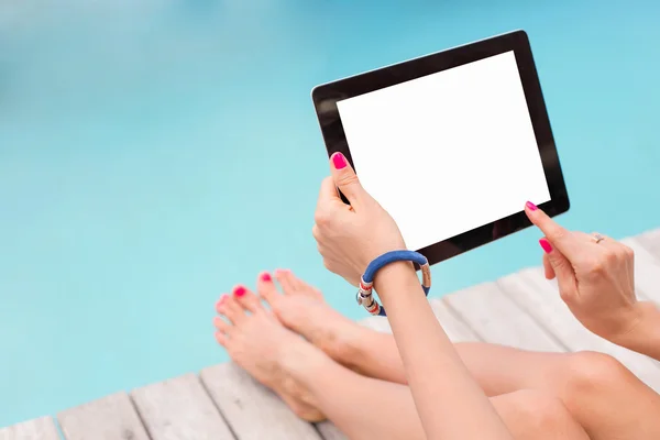 Mulher com tablet perto da piscina — Fotografia de Stock