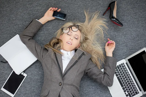 Mujer de negocios con exceso de trabajo — Foto de Stock