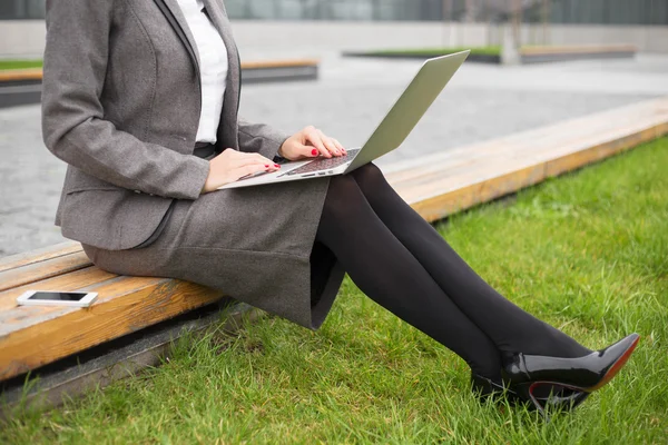Businessfrau mit Laptop — Stockfoto