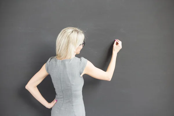 Γράφοντας στο άδειο blackboard δάσκαλος — Φωτογραφία Αρχείου